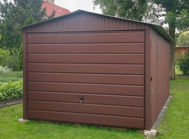 Garaż blaszany 3x5 akrylowy czekoladowy (RAL 8017), dach dwuspadowy, brama podnoszona szeroki panel, dodatkowe drzwiczki