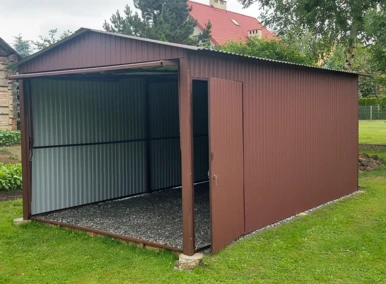Garaż blaszany 3x5 akrylowy czekoladowy (RAL 8017), dach dwuspadowy, brama podnoszona szeroki panel, dodatkowe drzwiczki