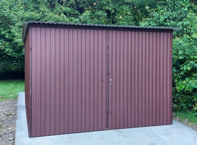 Garaż blaszany 3x5 akrylowy czekoladowy (RAL 8017 M), dach jednospadowy, brama otwierana na boki