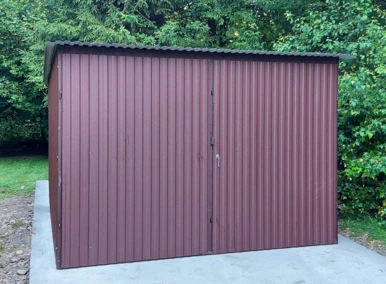 Garaż blaszany 3x5 akrylowy czekoladowy (RAL 8017 M), dach jednospadowy, brama otwierana na boki