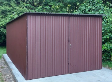 Garaż blaszany 3x5 akrylowy czekoladowy (RAL 8017 M), dach jednospadowy, brama otwierana na boki
