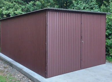Garaż blaszany 3x5 akrylowy czekoladowy (RAL 8017 M), dach jednospadowy, brama otwierana na boki