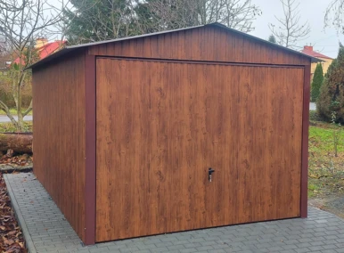 Garaż blaszany drewnopodobny 3x5, dwuspadowy, brama uchylna, kolor orzech