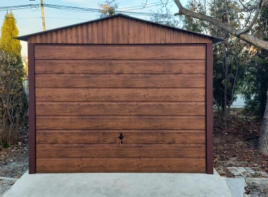 Garaż blaszany drewnopodobny 3x5, dwuspadowy, brama uchylna szeroki panel, kolor orzech