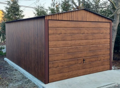 Garaż blaszany drewnopodobny 3x5, dwuspadowy, brama uchylna szeroki panel, kolor orzech