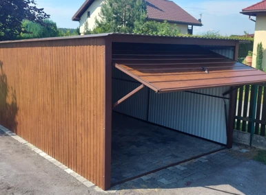 Garaż blaszany drewnopodobny 3x5, jednospadowy, brama uchylna szeroki panel, kolor orzech