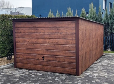 Garaż blaszany drewnopodobny 3x5, jednospadowy, brama uchylna szeroki panel, kolor orzech