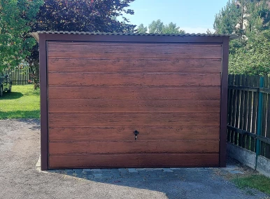 Garaż blaszany drewnopodobny 3x5, jednospadowy, brama uchylna szeroki panel, kolor orzech