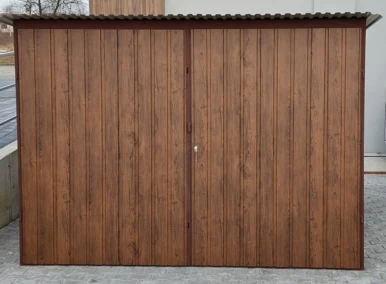 Garaż blaszany drewnopodobny 3x5, jednospadowy, brama dwuskrzydłowa, kolor orzech