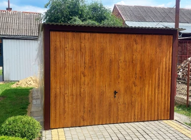 Garaż blaszany drewnopodobny 3x5, jednospadowy, brama uchylna, kolor złoty dąb