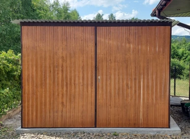 Garaż blaszany drewnopodobny 3x5, jednospadowy, brama dwuskrzydłowa, kolor złoty dąb