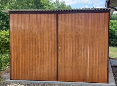 Garaż blaszany drewnopodobny 3x5, jednospadowy, brama dwuskrzydłowa, kolor złoty dąb