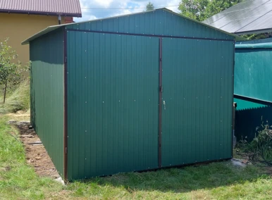 Garaż blaszany akrylowy 3x5 (zielony RAL Mat 6005), dwuspadowy, brama dwuskrzydłowa