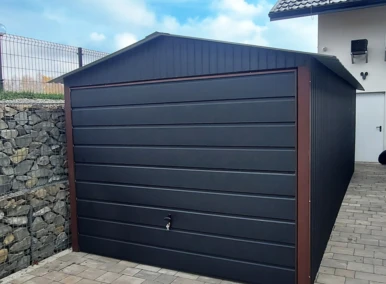 Garaż blaszany akrylowy 3x6 (czarny RAL Mat 9005 ), dwuspadowy, brama uchylna szeroki panel