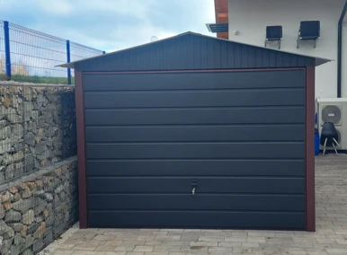Garaż blaszany akrylowy 3x6 (czarny RAL Mat 9005 ), dwuspadowy, brama uchylna szeroki panel