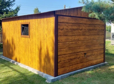 Garaż blaszany drewbnopodobny 3x6, dwuspadowy, brama uchylna szeroki panel, okno