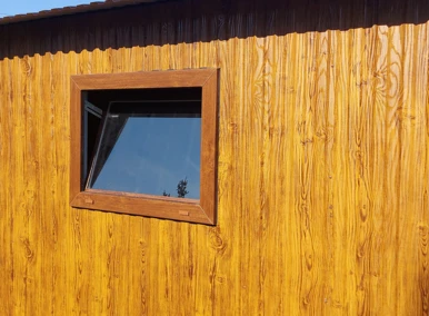 Garaż blaszany drewbnopodobny 3x6, dwuspadowy, brama uchylna szeroki panel, okno