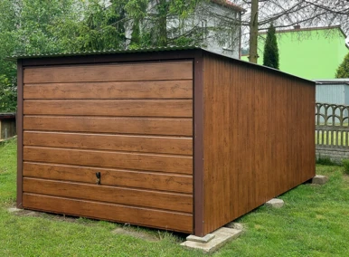 Garaż blaszany drewbnopodobny 3x5,5, jednospadowy, brama uchylna szeroki panel