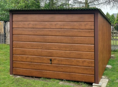 Garaż blaszany drewbnopodobny 3x5,5, jednospadowy, brama uchylna szeroki panel
