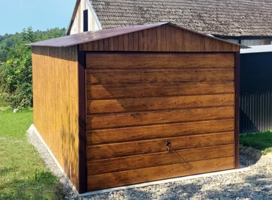 Garaż blaszany drewbnopodobny 3x5,5, dwuspadowy, brama uchylna szeroki panel