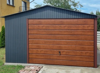 Garaż blaszany akrylowy 4x5 (grafit RAL 7016 MAT), dwuspadowy, brama uchylna szeroki panel, brama drewnopodobna orzech