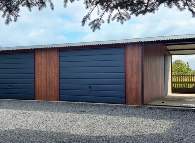 Garaż blaszany z wiatą 15x6, spad w przód, bramy podnoszone