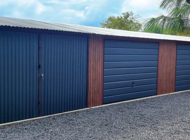 Garaż blaszany z wiatą 15x6, spad w przód, bramy podnoszone