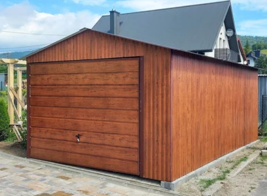 Garaż blaszany 3,5x6 Orzech, dach dwuspadowy, brama uchylna