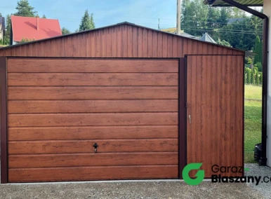 Garaż blaszany drewbnopodobny Orzech 4x5 dwuspadowy, brama uchylna szeroki panel, furtka