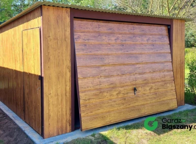 Garaż blaszany drewnopodobny Złoty Dąb 4x5 jednospadowy, brama uchylna, drzwi