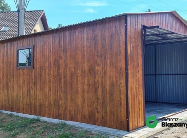 Garaż blaszany 4x5,5  Złoty Dąb, dach dwuspadowy, brama uchylna, okno