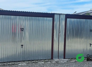 Garaż blaszany szeregowy 3.5x5 ocynkowany, brama uchylna, dach jednospadowy