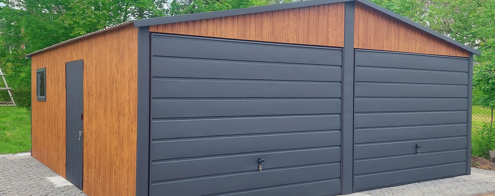 Garaż blaszany 6x5 m drewnopodobny z bramą antracyt, dwuspadowy