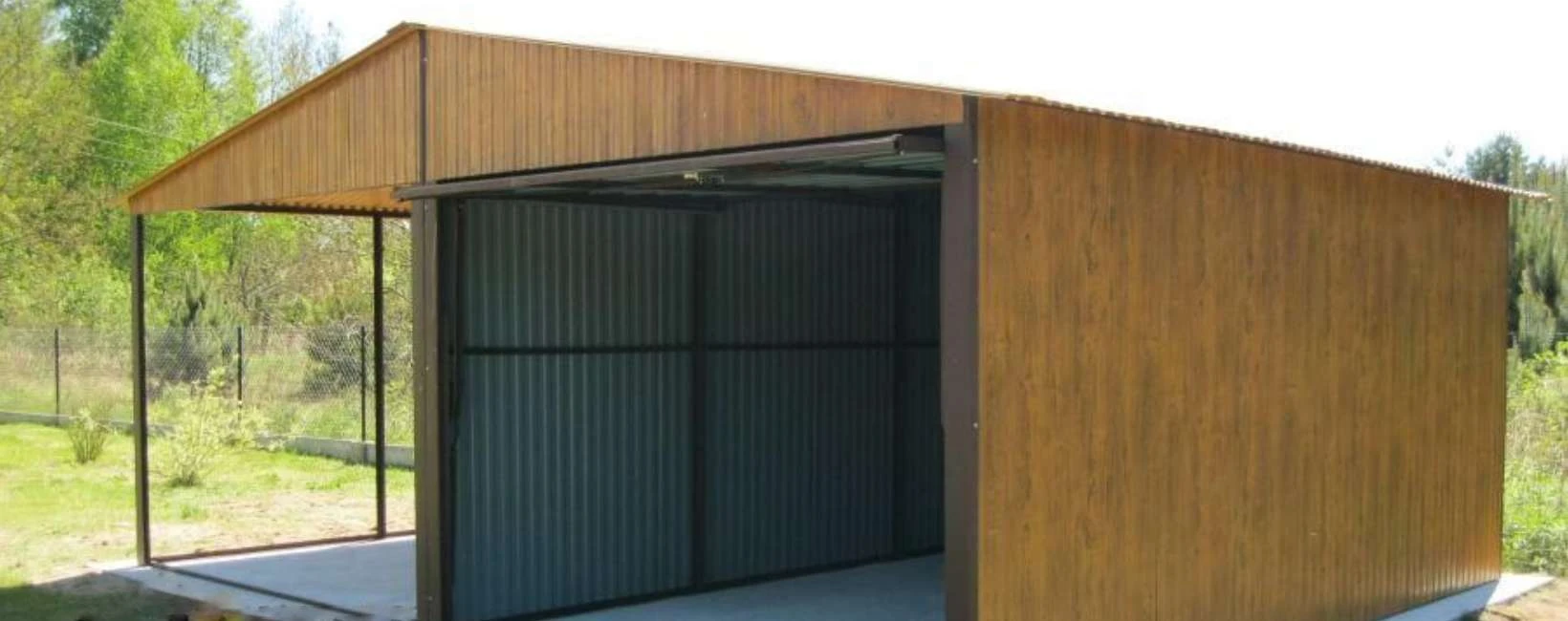 Garaż blaszany dwuspadowy z wiatą 6x5 m